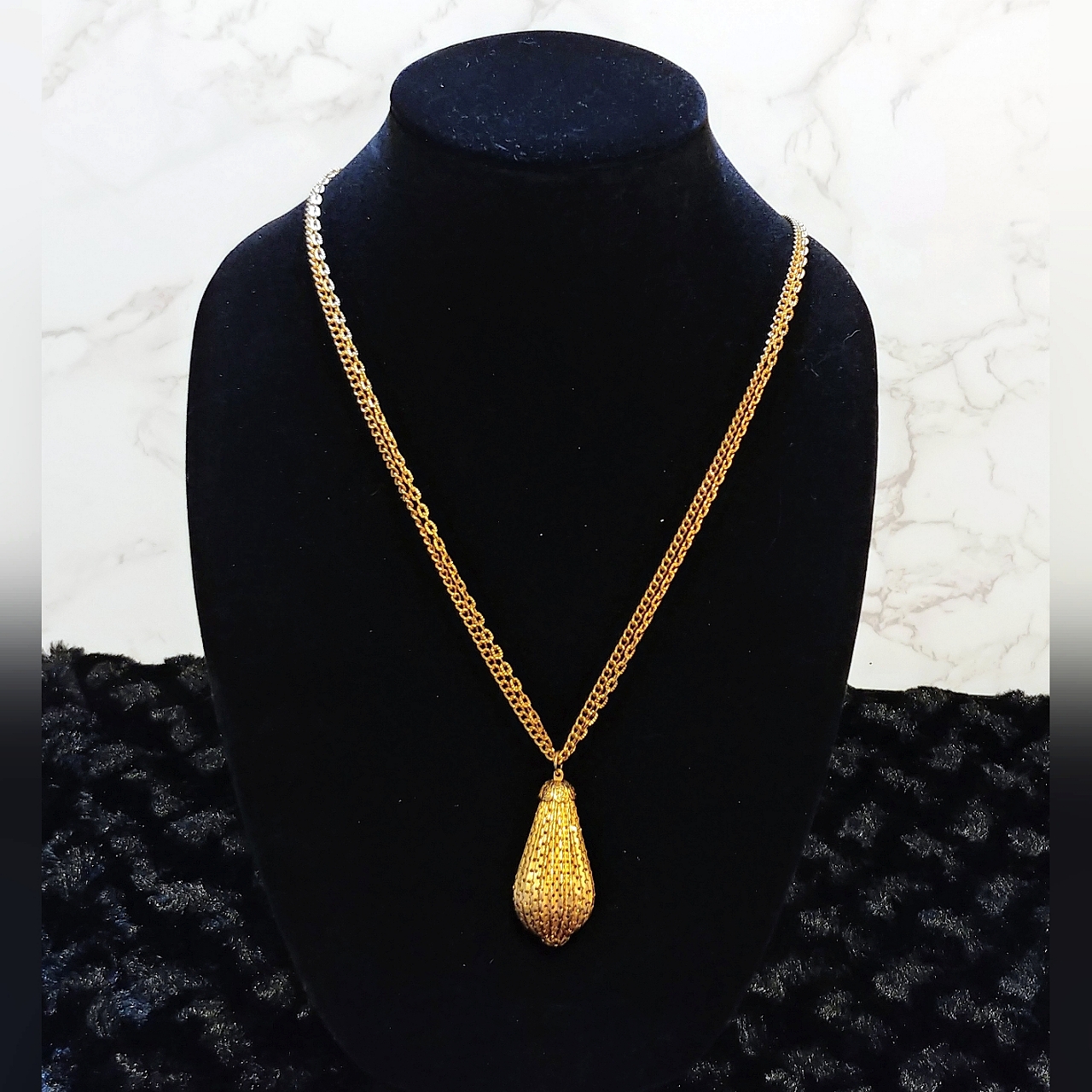 Vintage Retro 70s Celebrity Ny Goldtone Chain & Chain Mesh Pendant